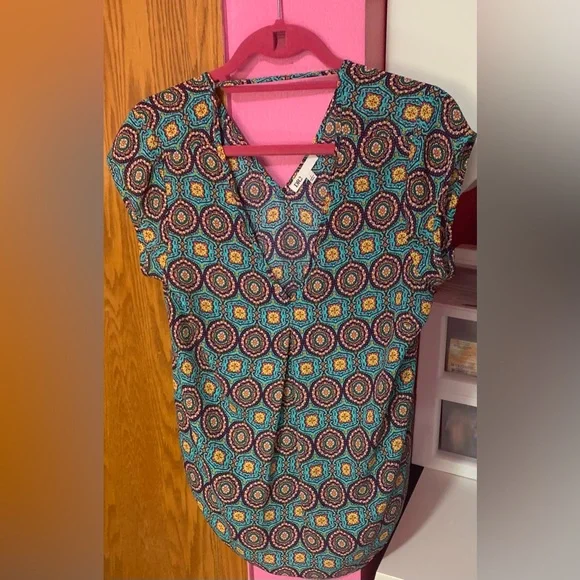 EUC. DR2 Abstract print lightweight tank with deep V in back. Size 2. - Picture 3 of 4